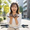 自転車のグリップを握って手が真っ黒になり、困った顔をしている若い女性。